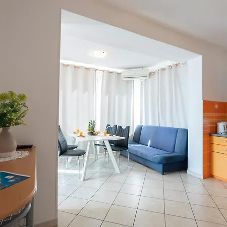 Apartman First Row To The Sea, Balcony View, Free Parking
