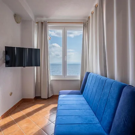 Apartament First Row To The Sea, Balcony View, Free Parking Trogir