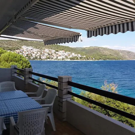 First Row To The Sea Apartman