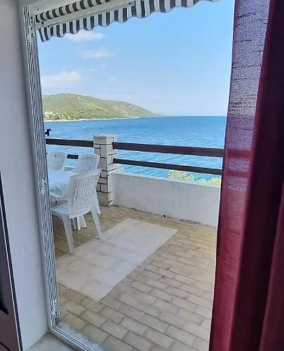 First Row To The Sea Apartman
